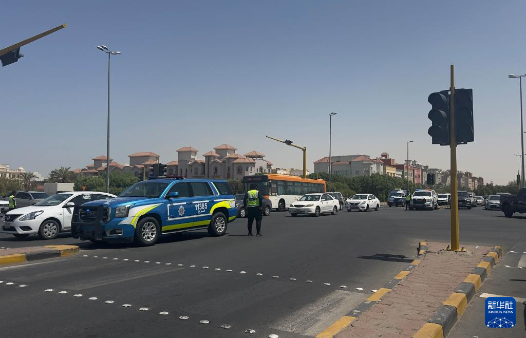 6月19日，在科威特费尔瓦尼耶省，警察在信号灯没电时指挥交通。