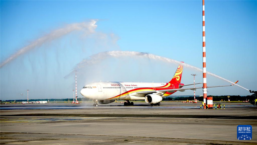 6月24日，捷克布拉格国际机场举行水门仪式迎接海南航空北京至布拉格直飞航线复航后的首趟航班。新华社发（达娜・科什奈洛娃摄）