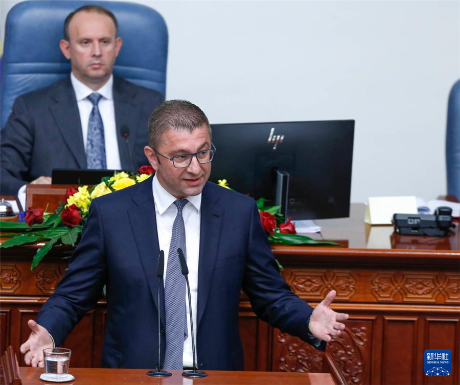 6月23日，在北马其顿首都斯科普里，当选总理赫里斯蒂扬・米茨科夫斯基（前）进行就职讲话。新华社发（托米斯拉夫・格奥尔基耶夫摄）