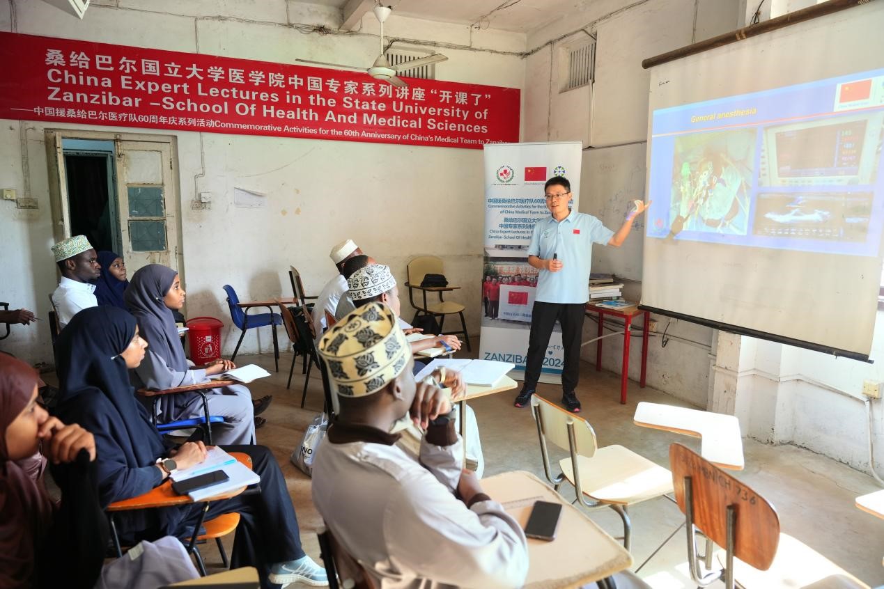 李勇医生在讲课中。中国援桑医疗队供图