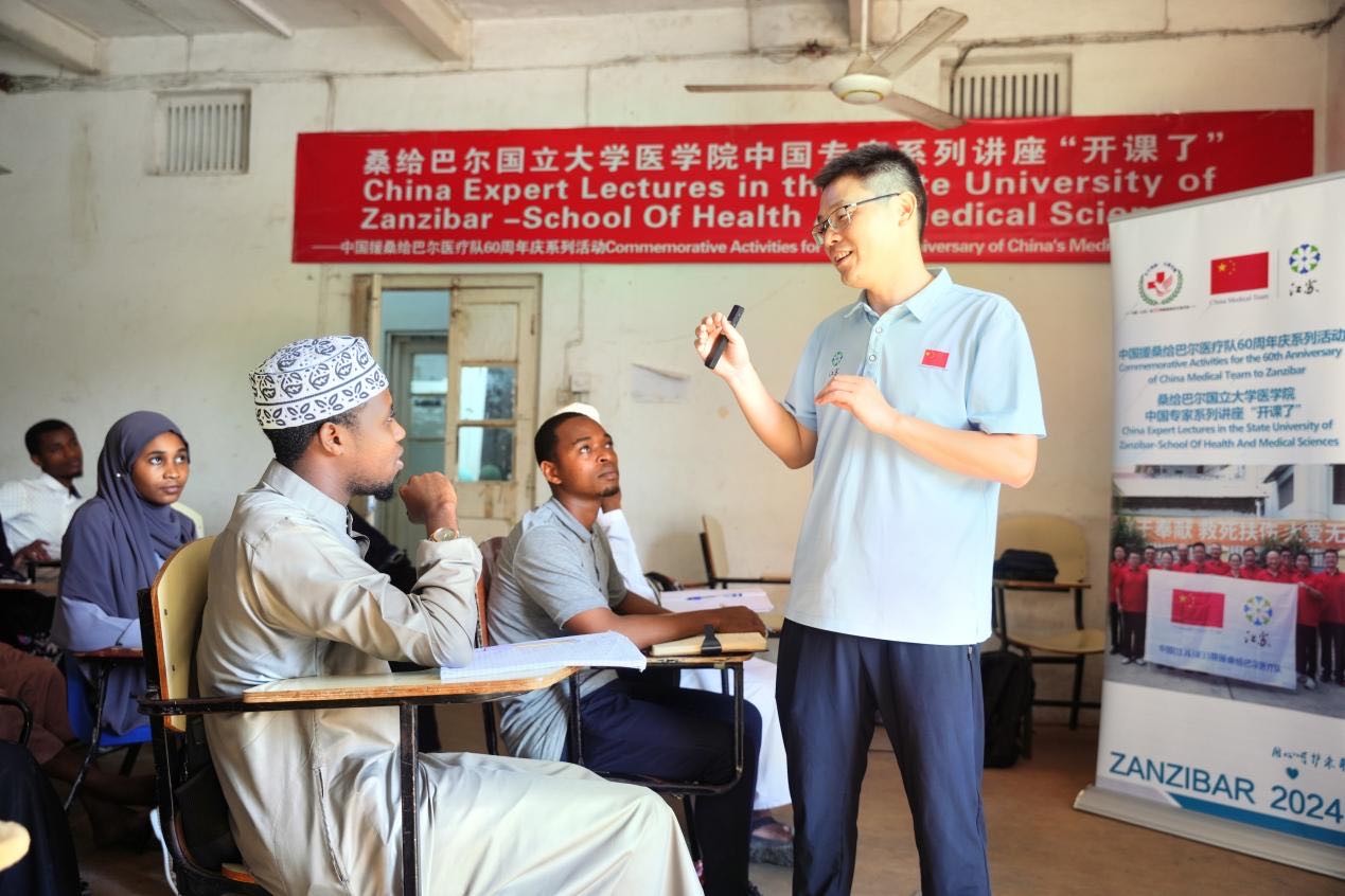 李勇医生在解答学生的问题。 中国援桑医疗队供图