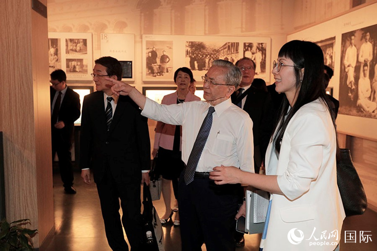创价学会会长原田稔与青年代表团成员参观周恩来邓颖超纪念馆。常朴摄
