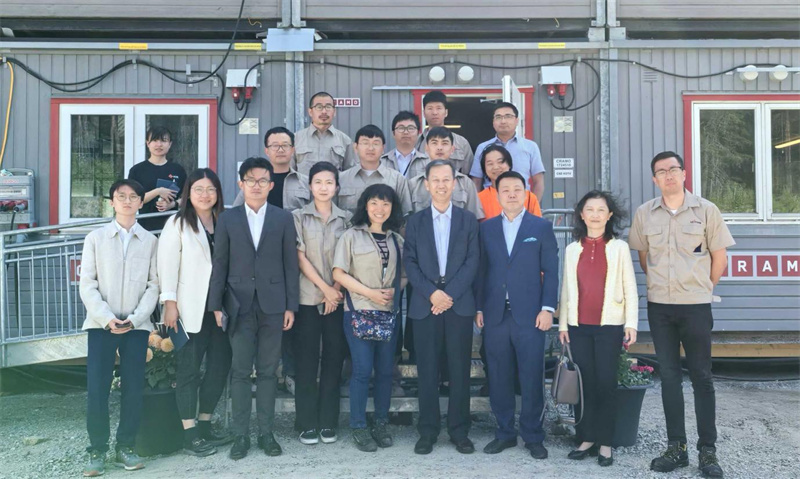 中国驻瑞典大使崔爱民（前排右四）走访瑞典科达利公司和先导智能公司，并与企业负责人和部分员工合影。中国驻瑞典大使馆供图