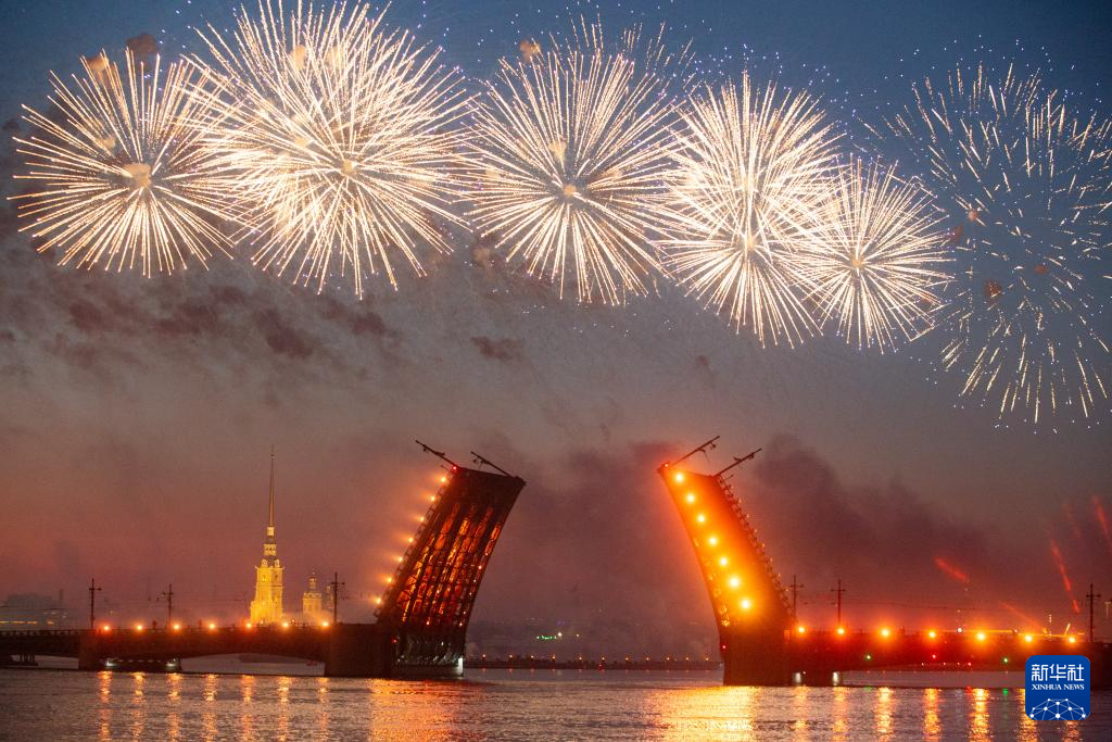 6月29日凌晨，俄罗斯圣彼得堡燃放烟花庆祝“红帆节”。新华社发（莫京娜摄）