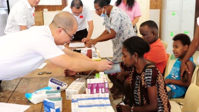 中国医疗队在所罗门群岛开展义诊