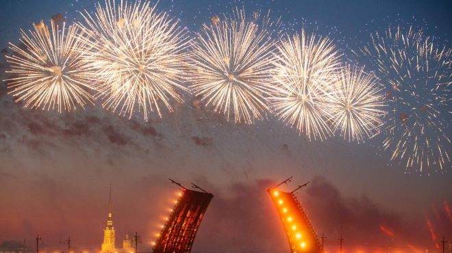 俄罗斯圣彼得堡欢庆“红帆节”