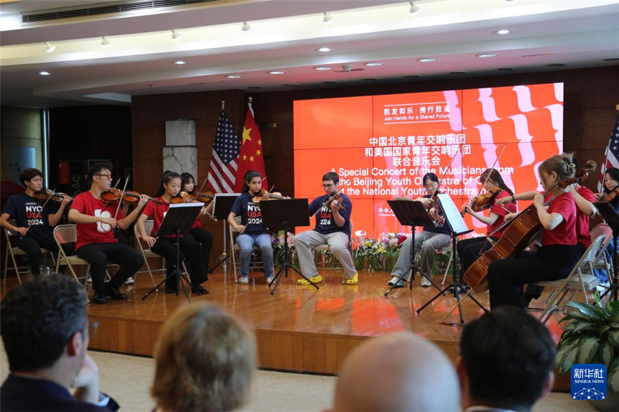 8月6日，青年乐手在中国驻纽约总领事馆举行的音乐会上演奏。新华社记者 刘亚南 摄