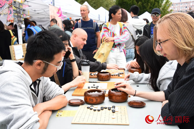 围棋博弈。人民网记者 殷淼摄