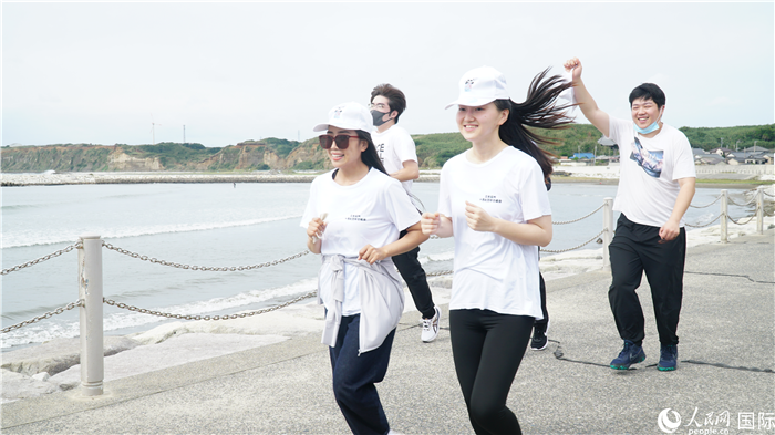 中日青年沿着海岸线奔跑前行。人民网 蒋晓辰摄