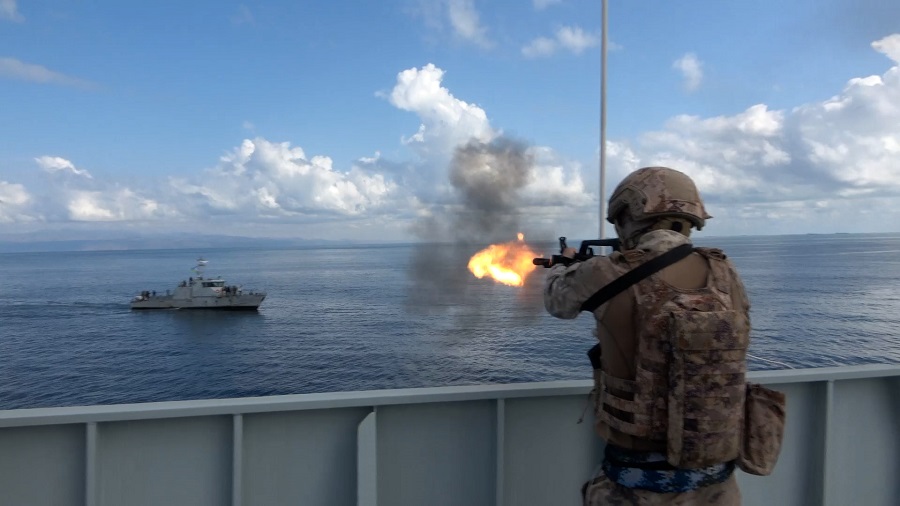 轻武器对“海盗小艇”拦阻射击。中国人民解放军驻吉布提保障基地供图