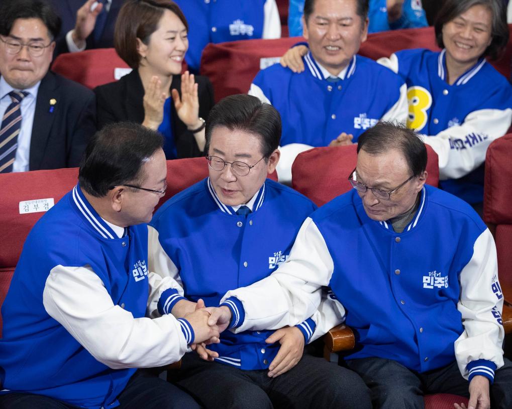 4月10日，在韩国首尔，韩国最大在野党共同民主党党首李在明（前排中）与共同民主党领导层共同庆祝出口民调结果大幅领先。新华社记者姚琪琳摄