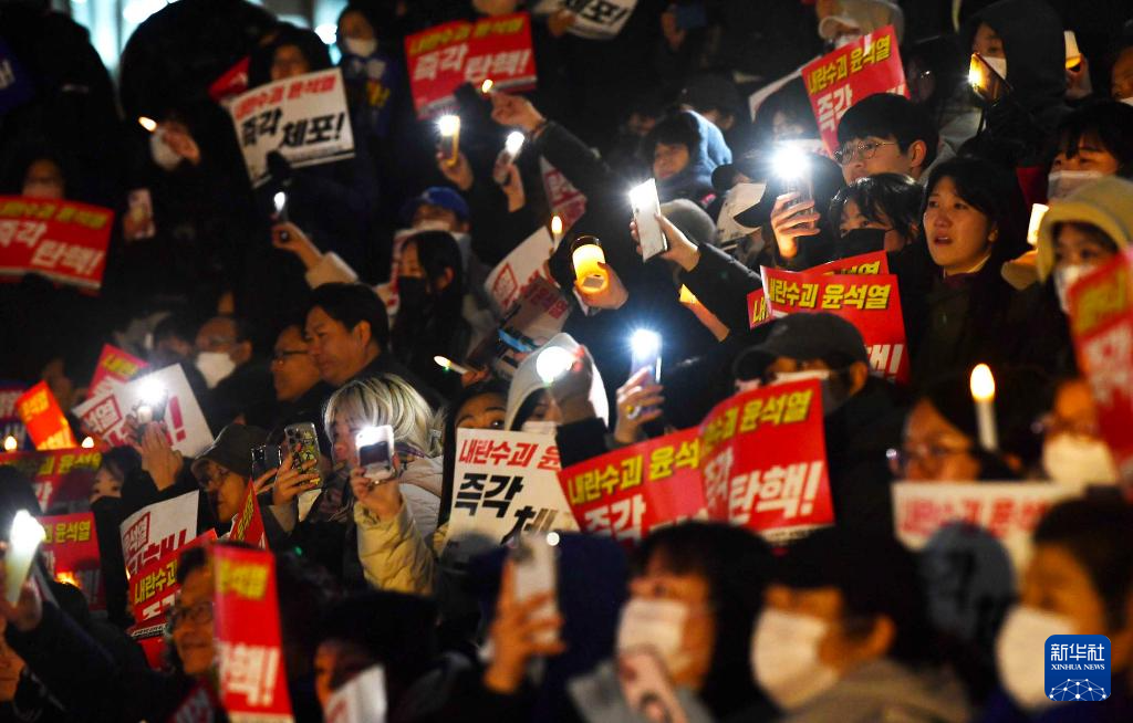 12月4日，人们在韩国首尔举行集会，要求总统尹锡悦下台。新华社发（全休相摄）