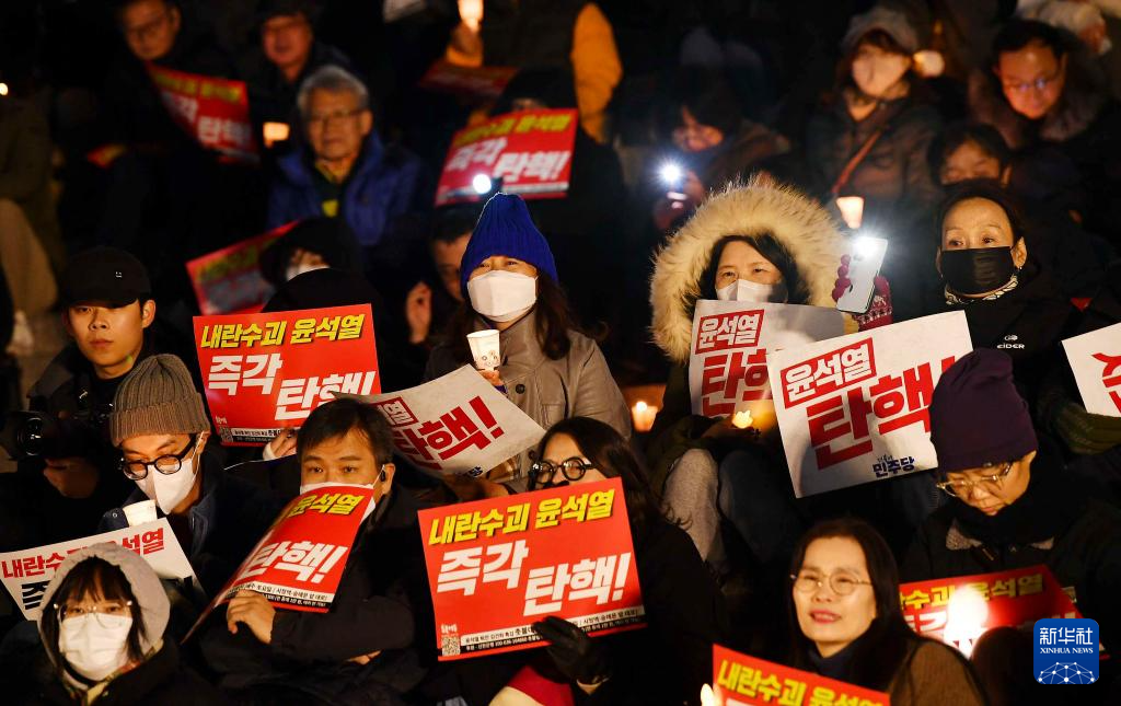 12月4日，人们在韩国首尔举行集会，要求总统尹锡悦下台。新华社发（全休相摄）