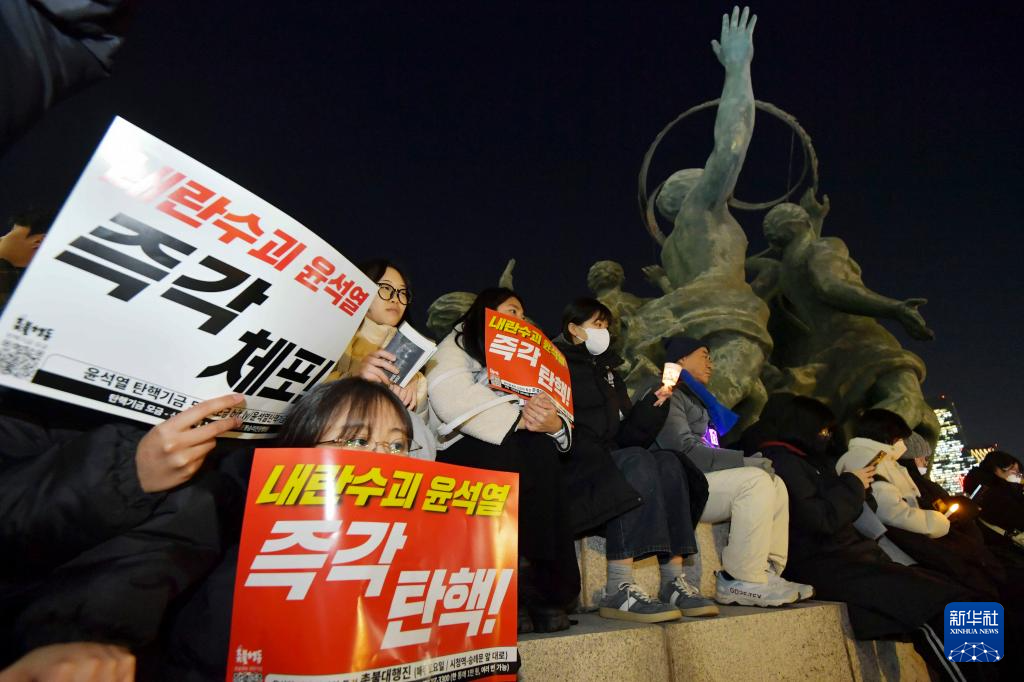 12月4日，人们在韩国首尔举行集会，要求总统尹锡悦下台。新华社发（全休相摄）