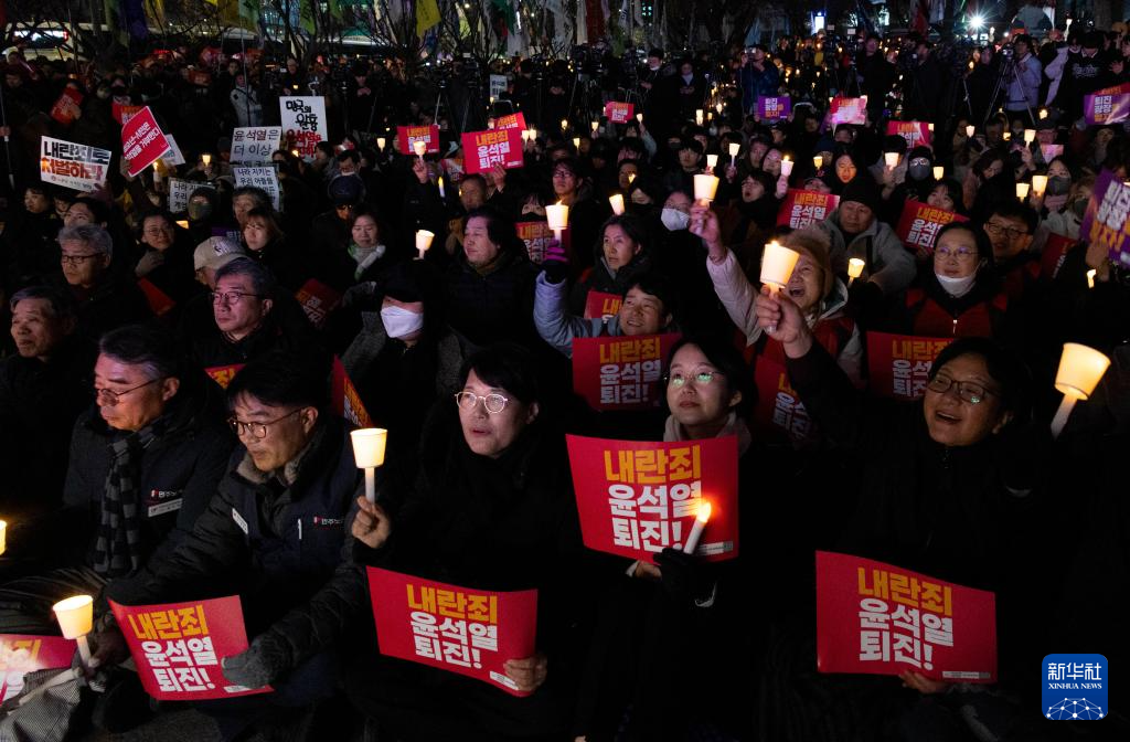 12月4日，人们在韩国首尔举行集会，要求总统尹锡悦下台。新华社发（全休相摄）