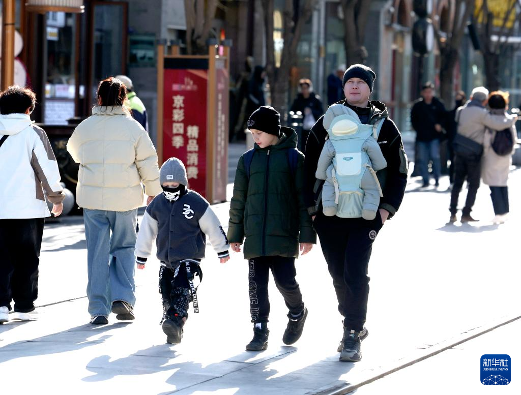 12月5日，外国游客在北京前门大街游览。新华社记者 张晨霖 摄