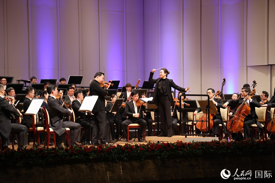 中国交响乐团演奏小提琴协奏曲《梁山伯与祝英台》。人民网记者 张志文摄