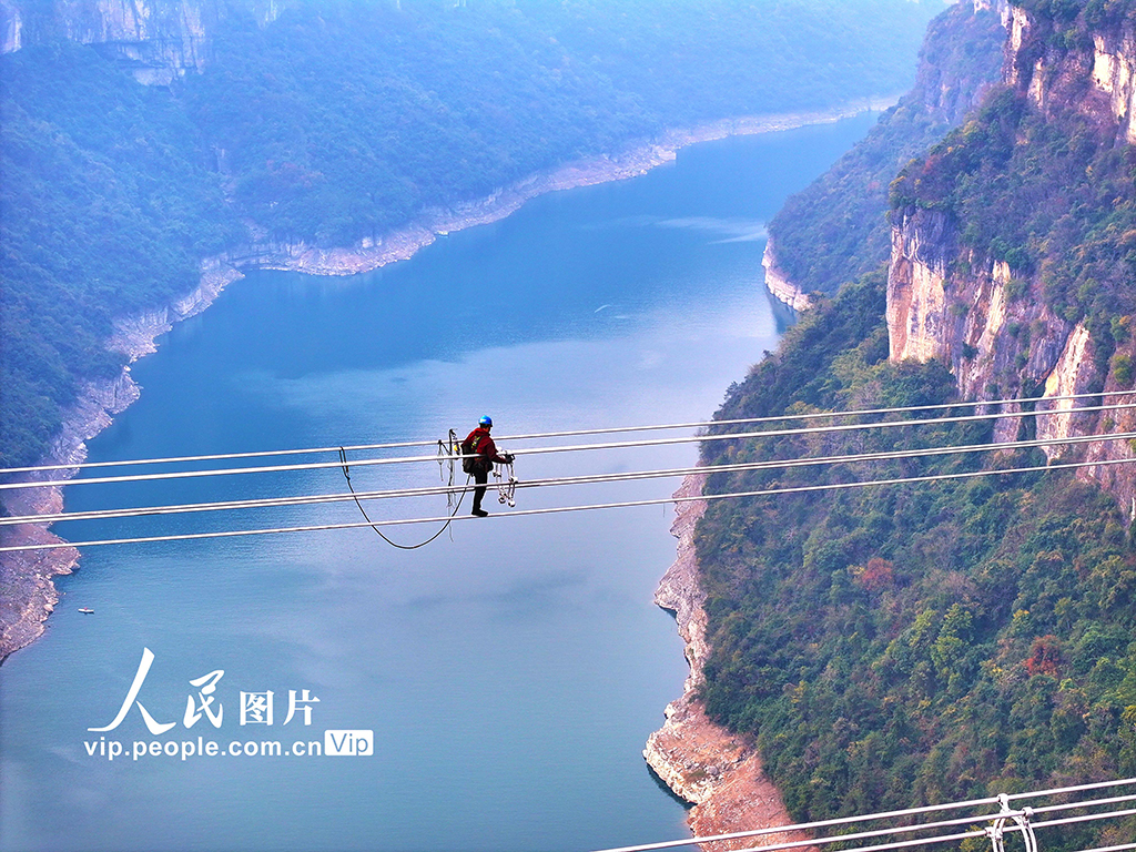 湖北恩施： 金上——湖北特高压跨清江施工