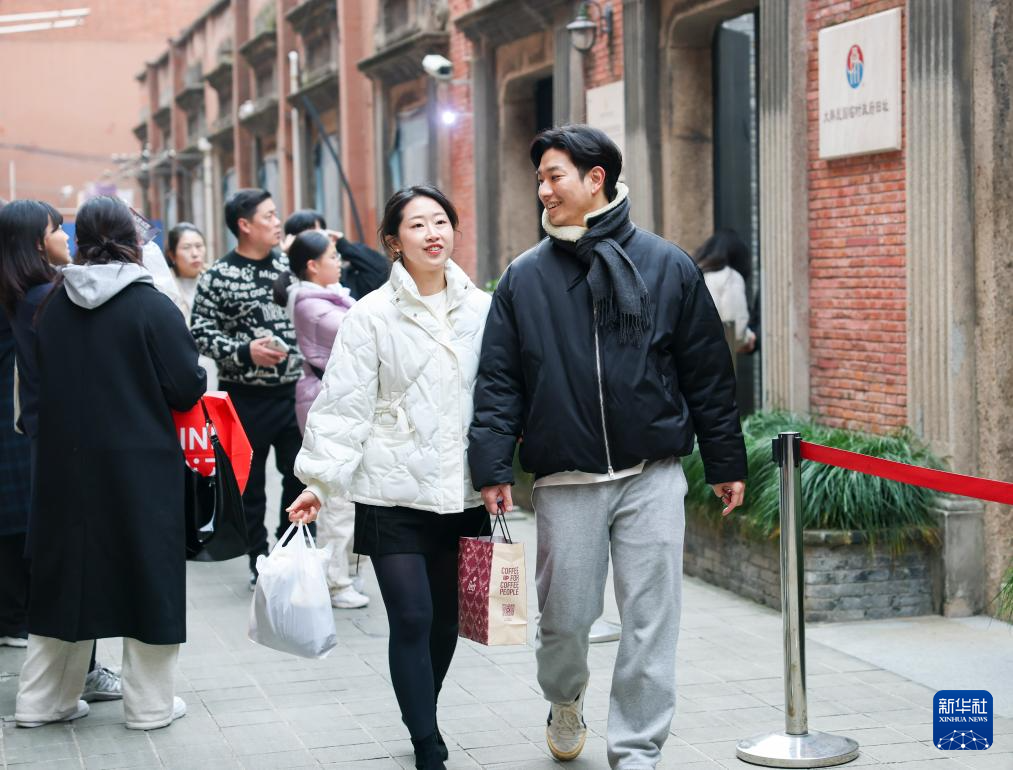 12月25日，韩国游客在大韩民国临时政府旧址游览。新华社记者 王翔 摄