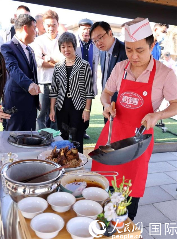 嘉宾现场观摩。人民网记者管克江摄