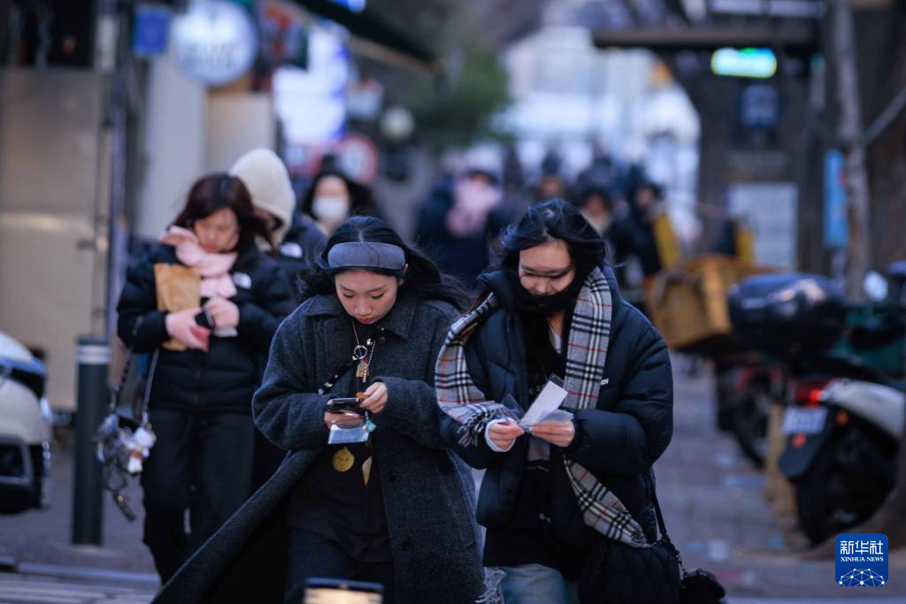 1月9日，在韩国首都首尔，人们在低温中出行。新华社发（朴晋泽摄）