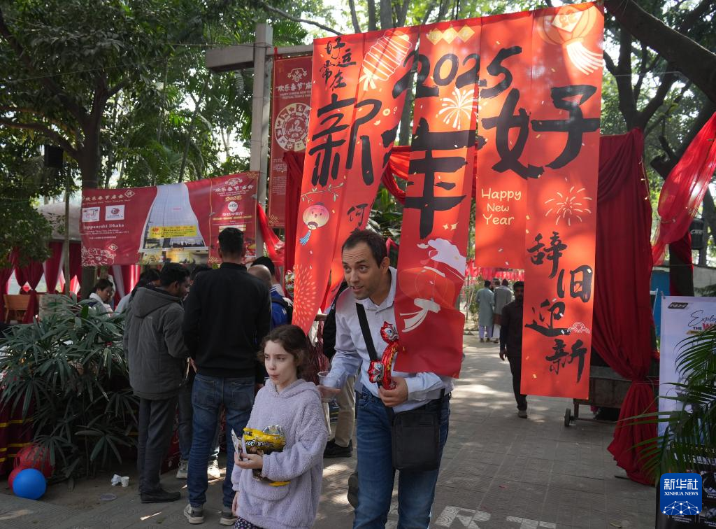 1月10日，在孟加拉国首都达卡，人们参加“欢乐春节”庙会。新华社记者 孙楠 摄