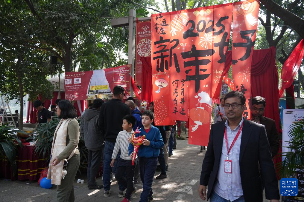 1月10日，在孟加拉国首都达卡，人们参加“欢乐春节”庙会。新华社记者 孙楠 摄