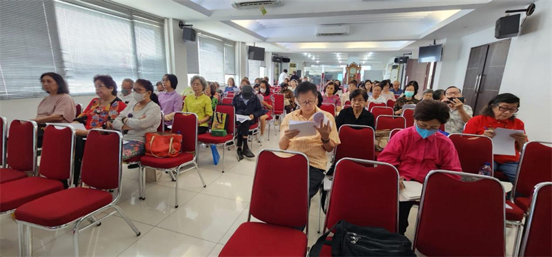 雅加达华文教师联谊会参会教师认真听讲座. 阿拉扎大学孔子学院供图