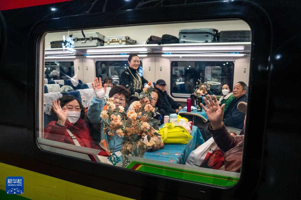 1月14日，旅客在昆明南站乘坐D87次中老铁路国际旅客列车。新华社记者 胡超 摄