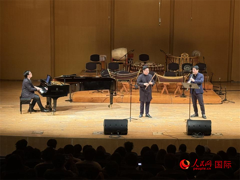 来自泰国东方大学的音乐家在演奏《敦煌印象》。人民网记者 张矜若摄