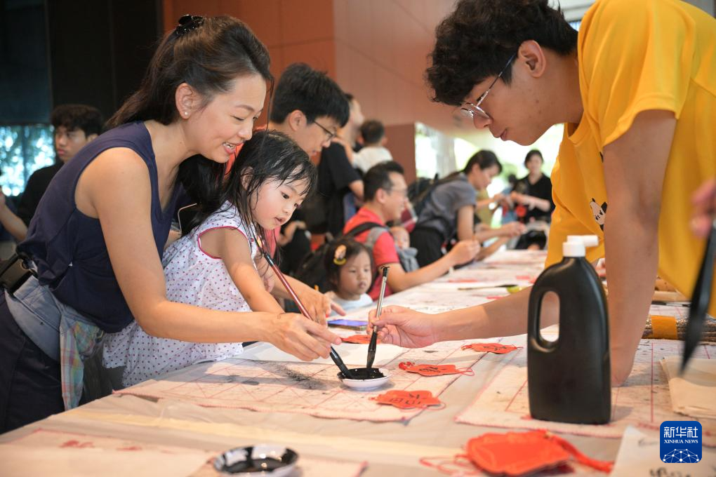 1月19日，民众在新加坡参加迎春节庆祝活动。新华社发 （邓智炜摄）