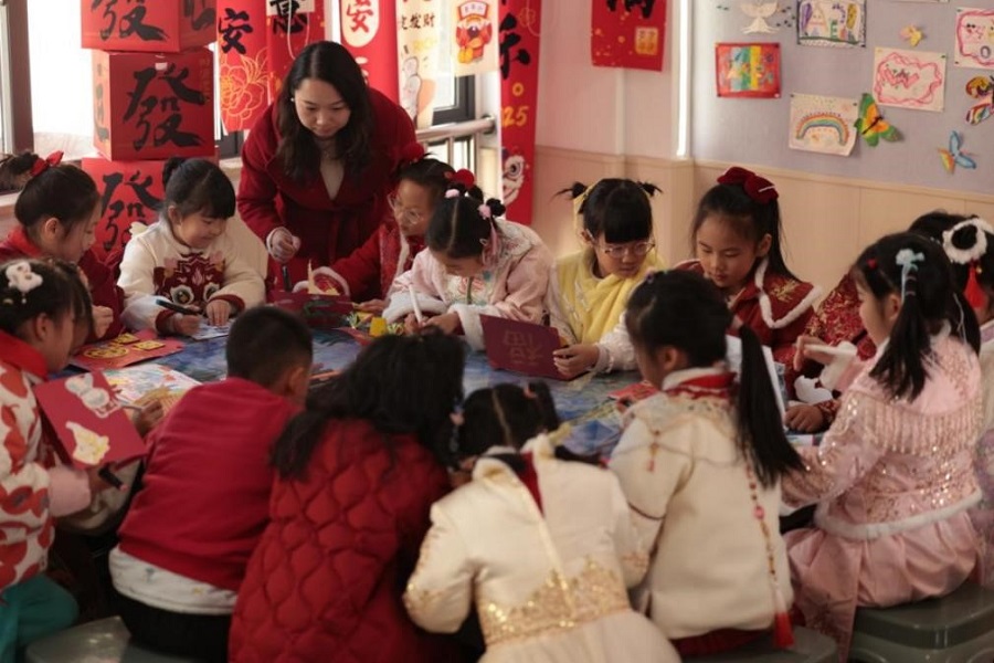 杭州市凤凰小学学生在老师指导下为迪拜小朋友准备新年贺卡。主办方供图