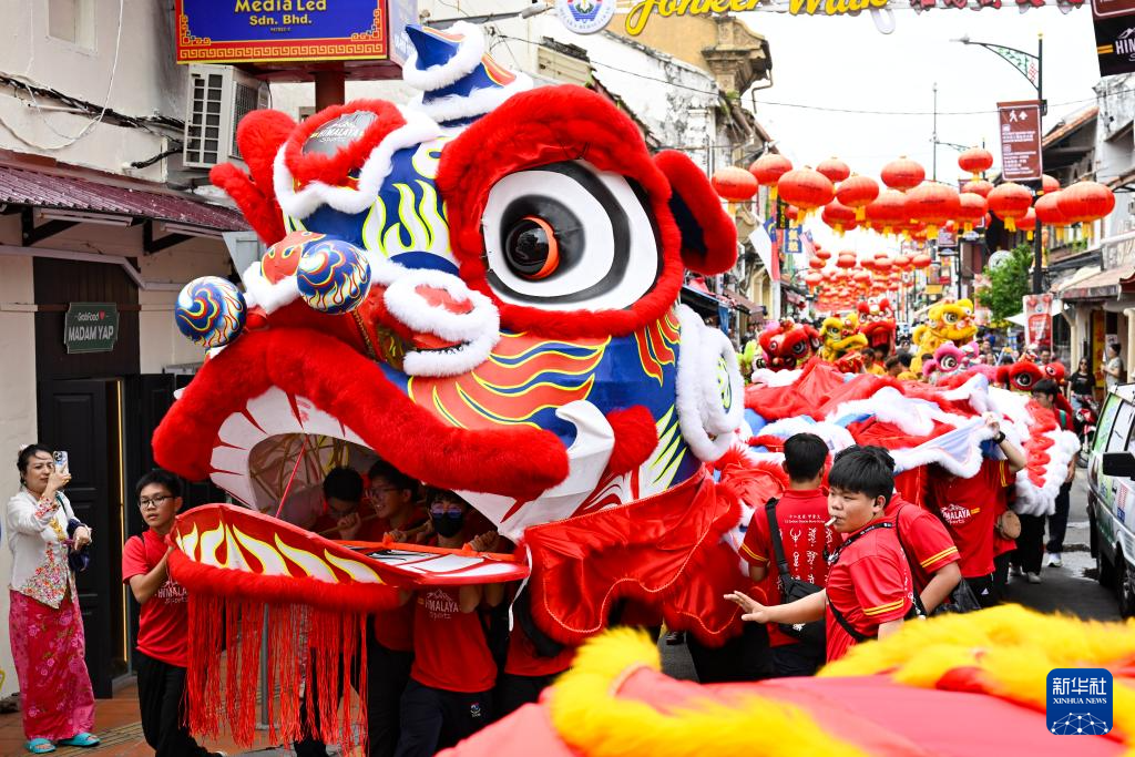 这是1月21日在马来西亚马六甲市鸡场街拍摄的“马中友谊瑞狮”。新华社记者 程一恒 摄