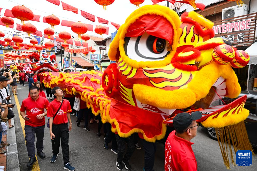 这是1月21日在马来西亚马六甲市鸡场街拍摄的“马中友谊瑞狮”。新华社记者 程一恒 摄