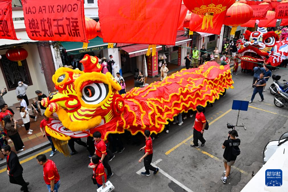 这是1月21日在马来西亚马六甲市鸡场街拍摄的“马中友谊瑞狮”。新华社记者 程一恒 摄