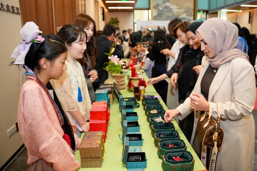 在场来宾欣赏传统缠花工艺制品。人民网 塔里克·易卜拉欣摄