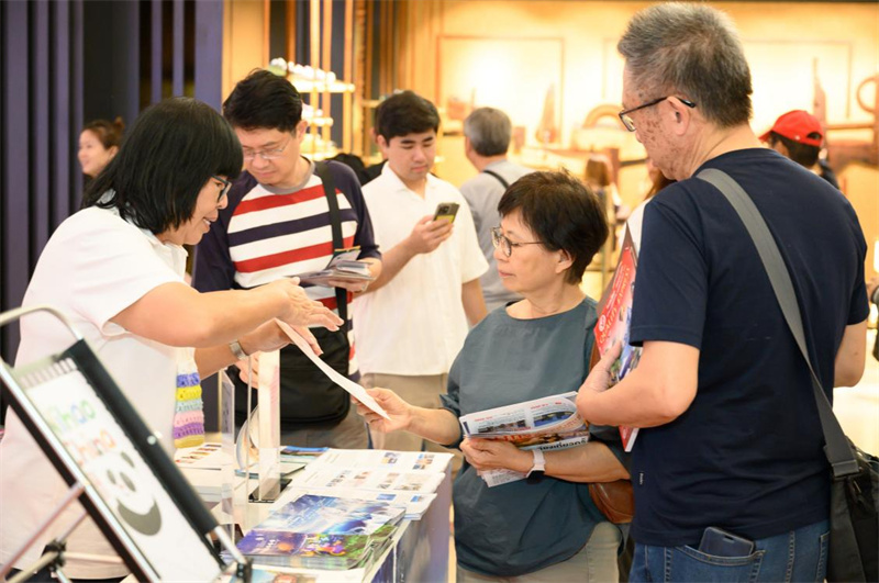 当地居民咨询中国冰雪旅游项目。活动主办方供图