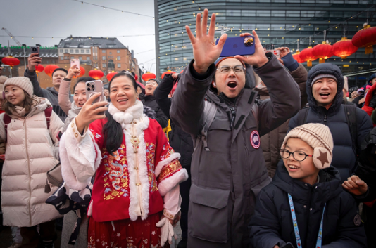 当地华侨华人踊跃体验中国庙会。中国驻芬兰大使馆供图