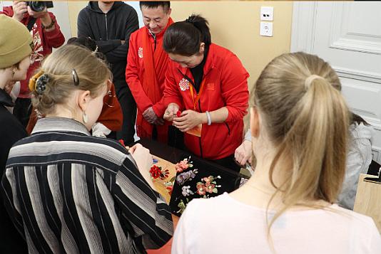 北京艺术家展示非遗制作绒花。中国驻芬兰大使馆供图