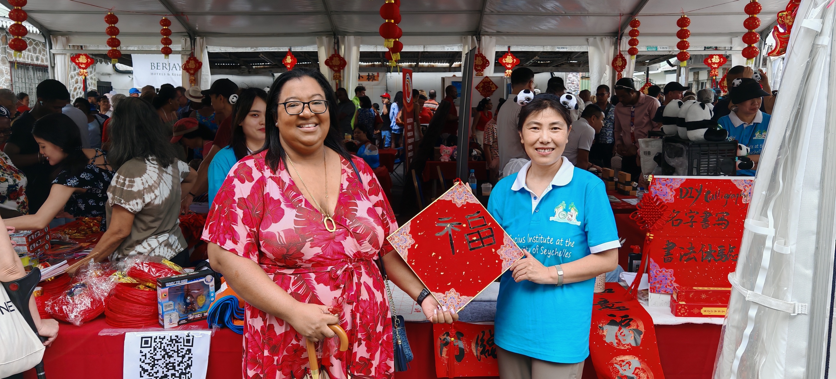 一名当地民众在展示写好的“福”字。中国驻塞舌尔大使馆供图