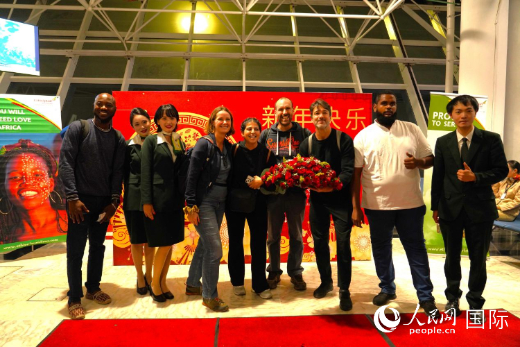 在埃塞航空春节庆祝活动现场，旅客们与埃塞航空中国籍员工合影留念。人民网记者 黄炜鑫摄