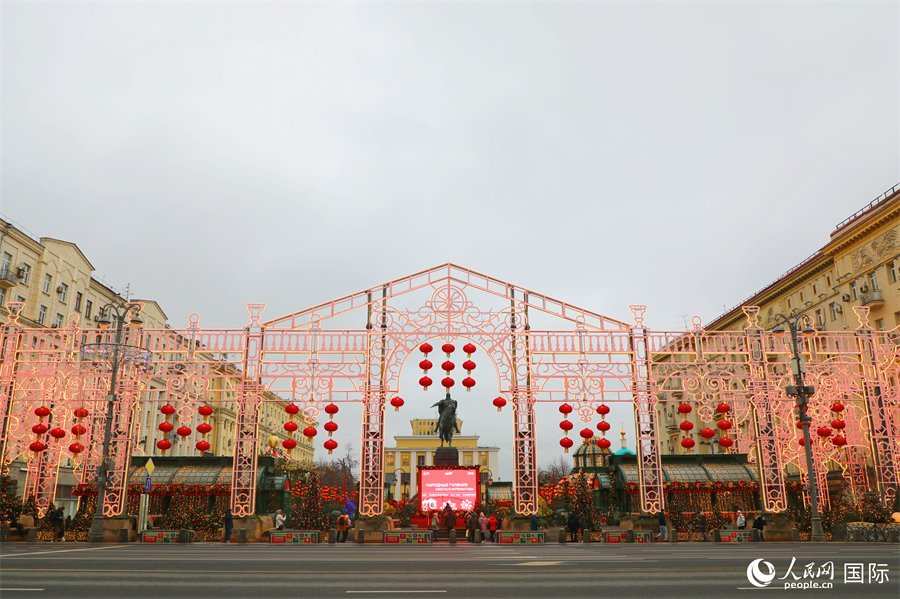 俄罗斯首都莫斯科市亮起“中国红”，隆重庆祝中国春节。图为莫斯科市中心特维尔广场。人民网记者 隋鑫摄