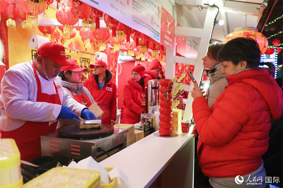 莫斯科民众在“中国春节文化节”现场体验中国美食。人民网记者 隋鑫摄