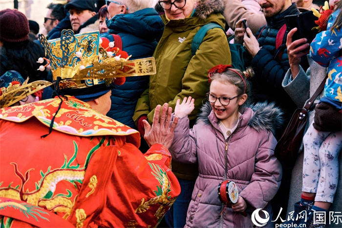 “财神爷”和英国民众积极互动送新春祝福。杨浩鹏摄