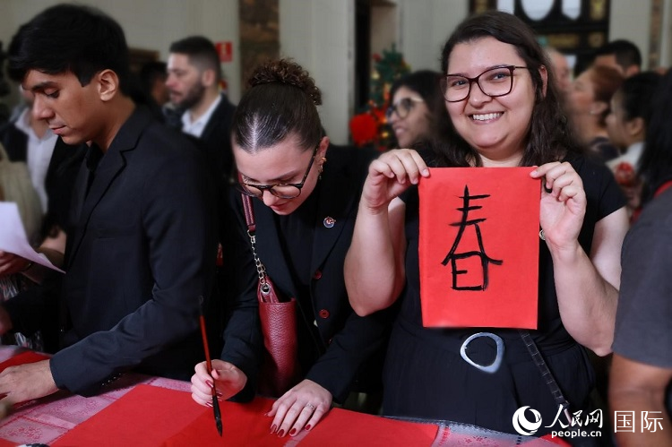 嘉宾体验中国书法。人民网记者 陈海琪摄