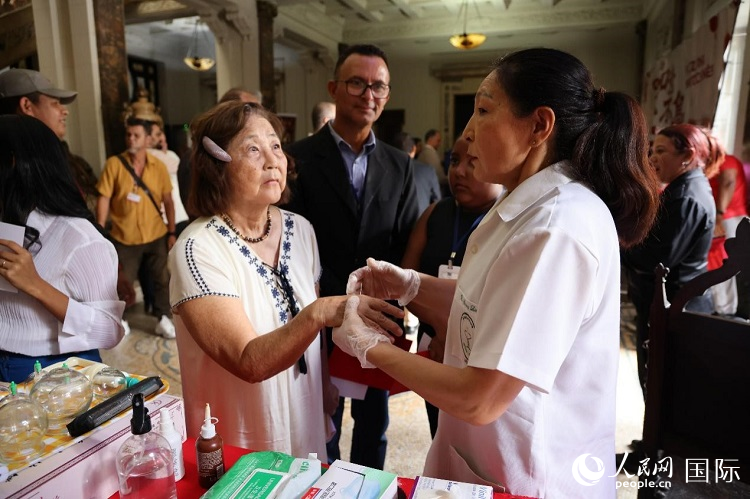 嘉宾体验中医针灸。人民网记者 陈海琪摄