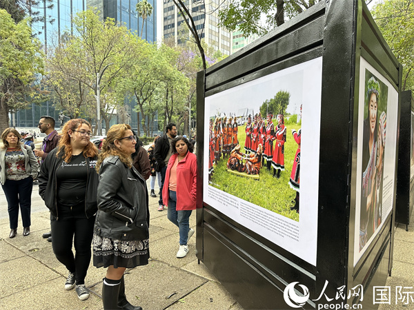 墨西哥民众驻足观看“民族盛装”图片展。人民网 埃内斯托·多明戈斯摄