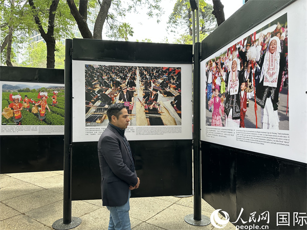 墨西哥民众驻足观看“民族盛装”图片展。人民网 埃内斯托·多明戈斯摄