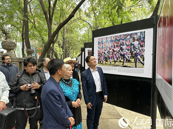 墨西哥民众驻足观看“民族盛装”图片展。人民网 埃内斯托·多明戈斯摄