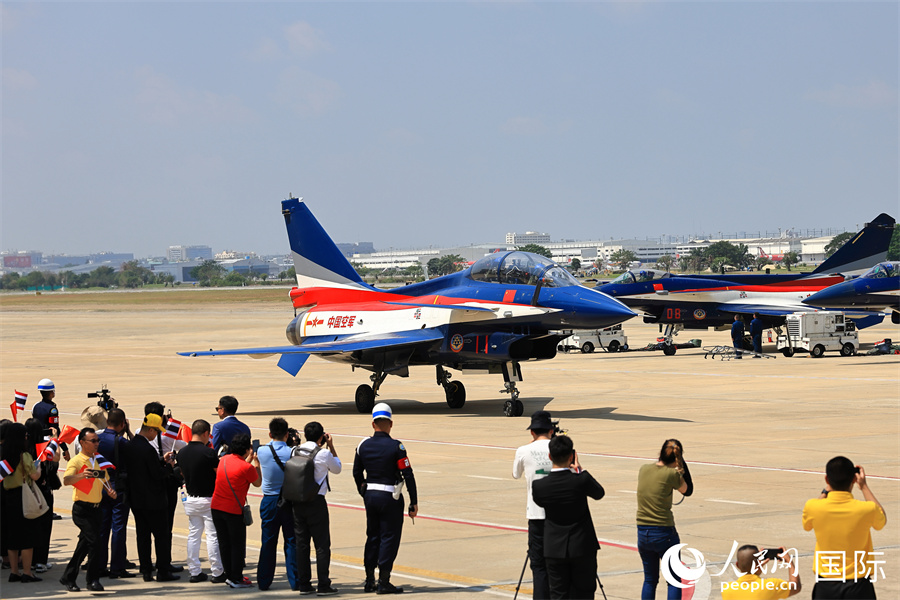 中国空军八一飞行表演队进行适应性训练。人民网记者 白元琪摄